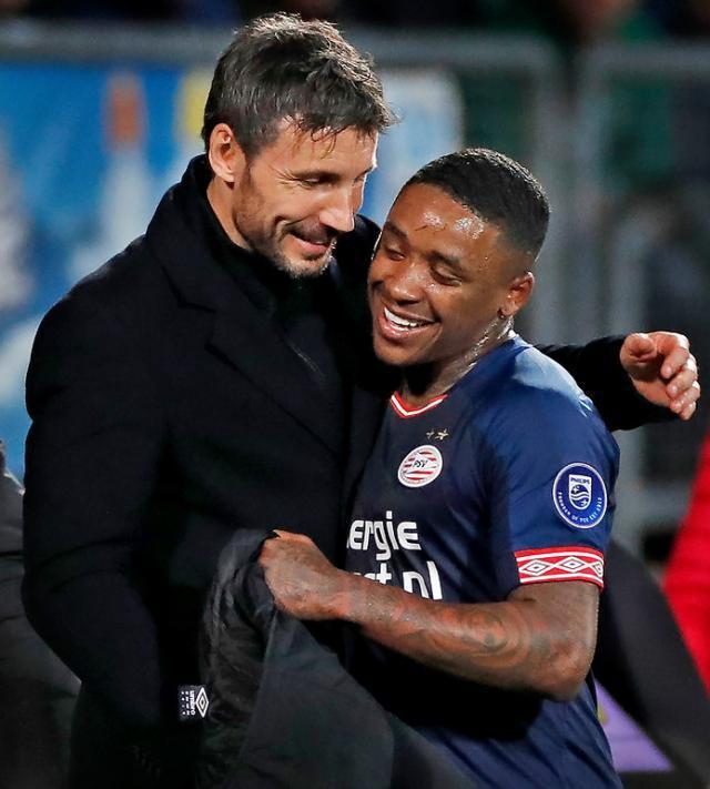 他在更衣室 他在更衣室